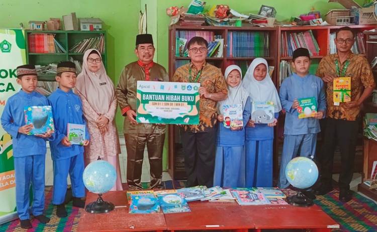 APICAL Salurkan Ratusan Buku ke Tiga Sekolah Dasar di Dumai